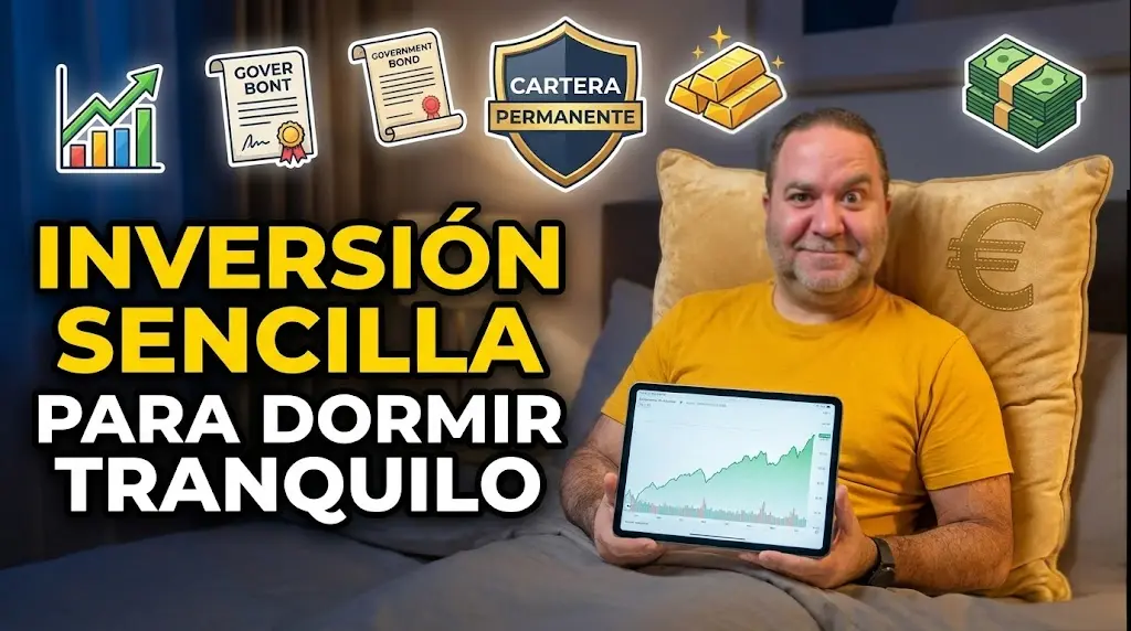 Javier Fuentes feliz en la cama con una tablet que muestra un gráfico alcista, recostado sobre un cojín gigante con el símbolo del euro. Sobre él, iconos de los cuatro activos de la Cartera Permanente (acciones, bonos, oro, efectivo) y un escudo. El texto grande superpuesto dice: 'INVERSIÓN SENCILLA PARA DORMIR TRANQUILO', ilustrando la seguridad de esta estrategia.