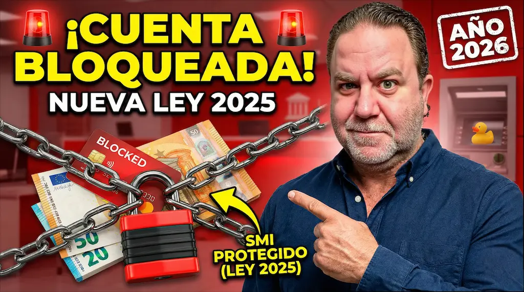 Javier Fuentes con camisa azul señala con expresión seria un fajo de billetes de 50 y 20 euros junto a una tarjeta de crédito, todo encadenado y bloqueado por un candado rojo. Texto grande y llamativo en amarillo: '¡CUENTA BLOQUEADA! NUEVA LEY 2025'. Un sello estilo tampón indica 'AÑO 2026'. Una flecha amarilla apunta al dinero con el texto 'SMI PROTEGIDO (LEY 2025)'. Fondo de oficina bancaria desenfocado con luces de alarma rojas y un pato de goma.