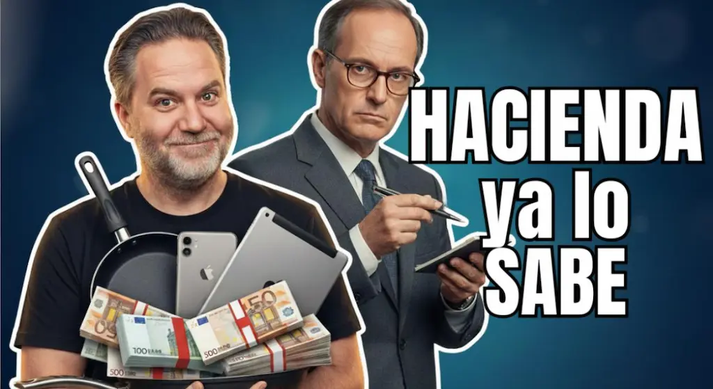 Hombre sonriendo con avaricia mientras sostiene una sartén llena de regalos bancarios (iPhone, iPad, billetes de euro) y un inspector de Hacienda lo mira seriamente mientras anota. El texto 'HACIENDA ya lo SABE' aparece en blanco sobre negro en tres líneas grandes en la esquina superior derecha