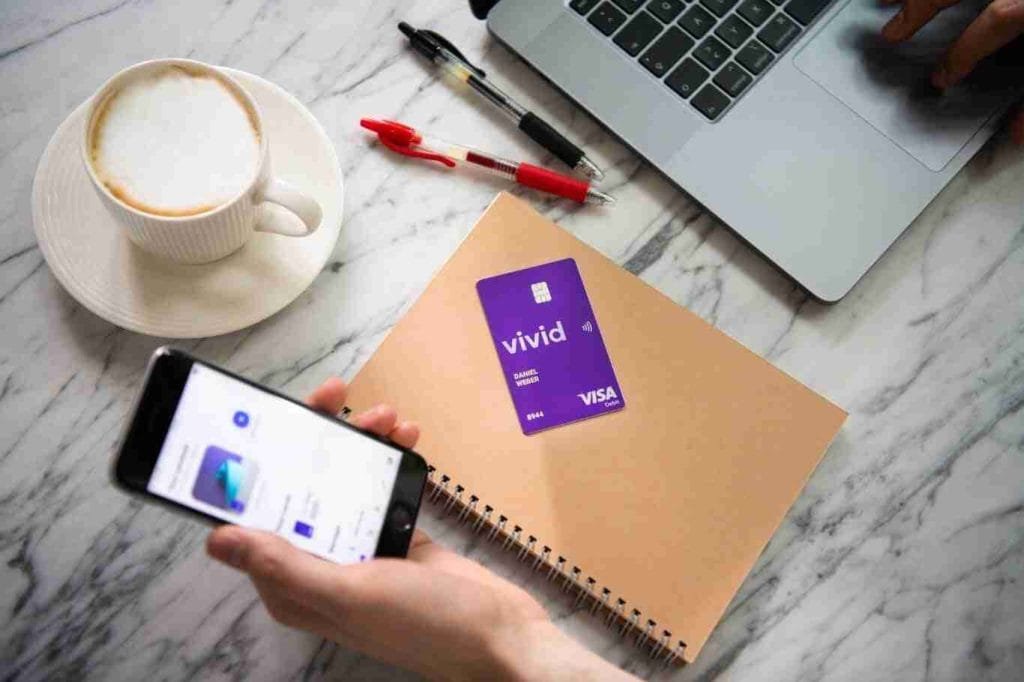 Vivid money, la cuenta bancaria que te regala acciones y te permite invertir en acciones y etf sin comisiones